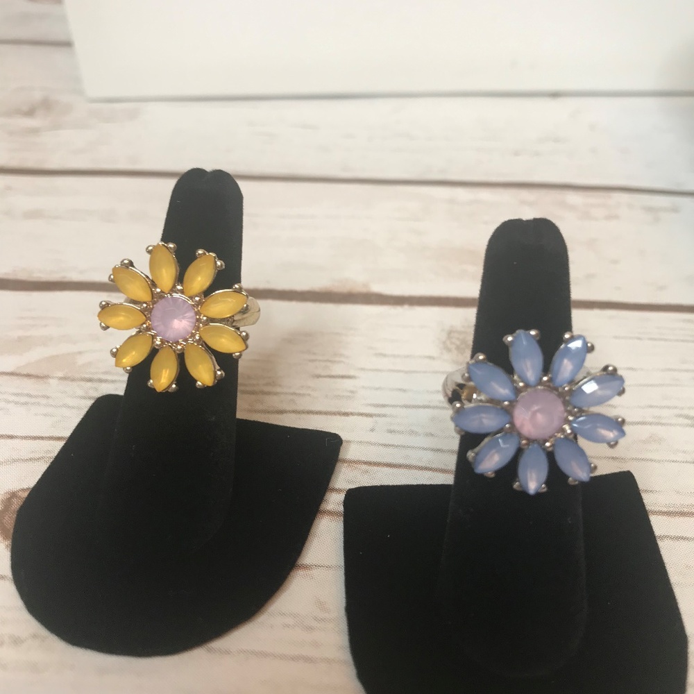 2 FUN Adjustable Flower Rings - Picture 3 of 8